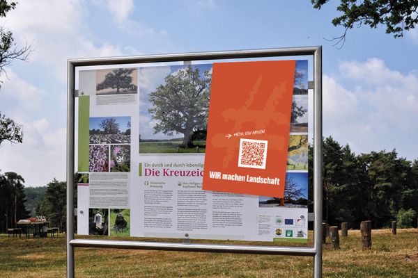 Schild mit Banner darüber