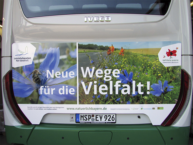 Bus mit Kampagnenmotiv